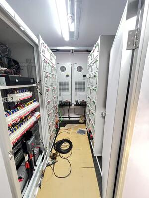 Hệ thống lưu trữ năng lượng pin BESS nhỏ gọn phù hợp với công nghiệp thương mại